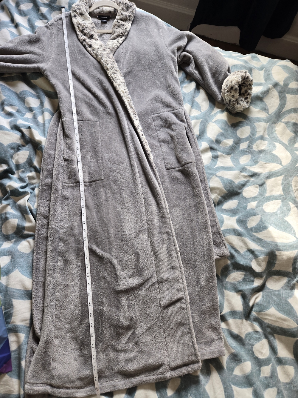 Natori Light Gray Plush Robe with Spotted Trim - Picture 11 of 12